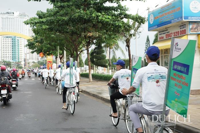 Sinh viên đạp xe diễu hành dọc các tuyến phố tại Nha Trang tuyên truyền thông điệp chung tay bảo vệ môi trường du lịch, chương trình do Tổng cục Du lịch phát động vào tháng 11/2020